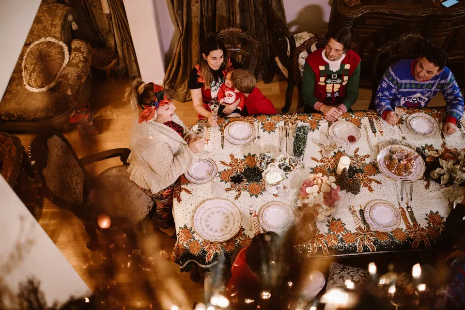 Una familia brinda alrededor de una mesa decorada para la cena de Navidad